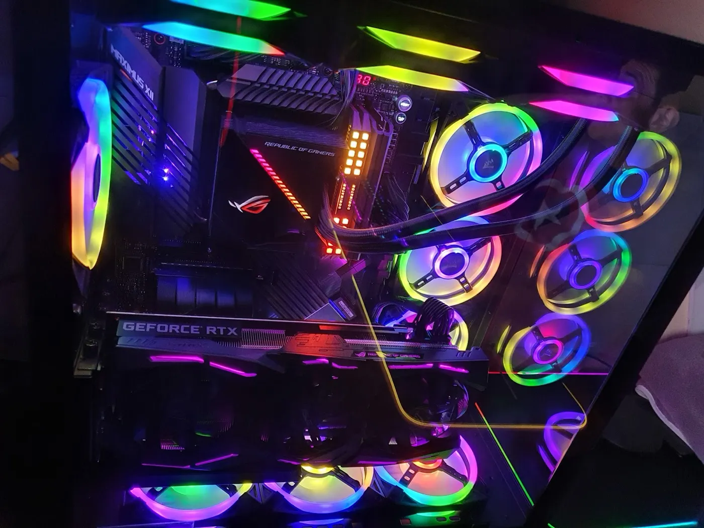 Un PC monté au magasin, éclairage multicolore